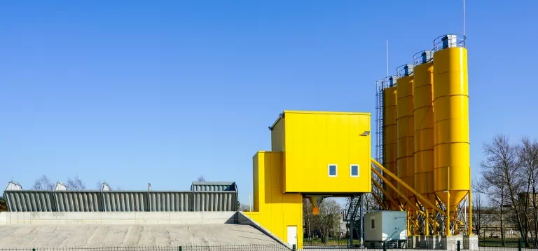 Widok na żółte budynki betoniarni